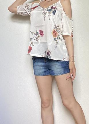 Летняя короткая белая блузка блуза на тонких бретелях принт розы