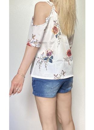 Летняя короткая белая блузка блуза на тонких бретелях принт розы3 фото