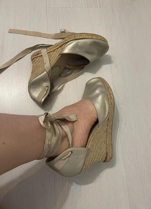 Золотые эспадрильи на танкетке, ельпаргатас, босоножки с лентами, с переплётом