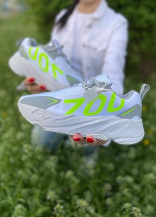 Adidas yeezy boost 700 v1 logo, мужские кроссовки адидас изи буст, кросівки адідас ізі 700 білі