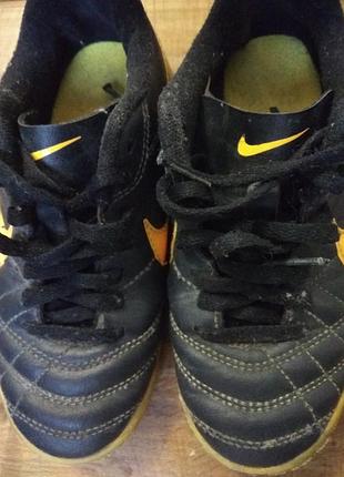 Кросівки чорні жовті для хлопчика брендові nike