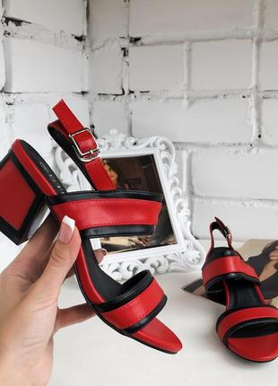 Жіночі червоні босоніжки на середньому стійкому каблуці, червоні босоніжки жіночі