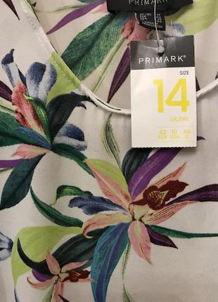 Дуже гарна і стильна брендовий блузка в кольорах.