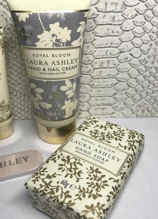 Комплект для догляду за руками і нігтями laura ashley мило-крем для рук кутикули лак3 фото