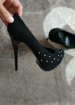 Черные замшевые туфли на высоком каблуке с камнями классика2 фото