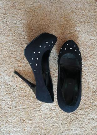 Черные замшевые туфли на высоком каблуке с камнями классика5 фото