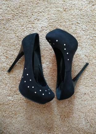 Черные замшевые туфли на высоком каблуке с камнями классика3 фото
