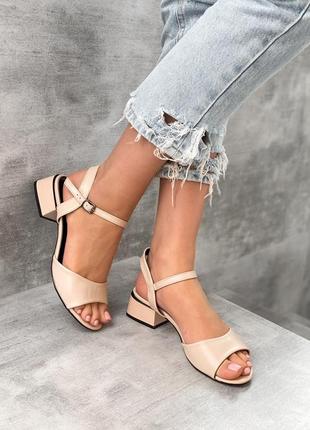 Жіночі бежеві босоніжки на низькому каблуці, жіночі бежеві босоніжки на невисоких підборах