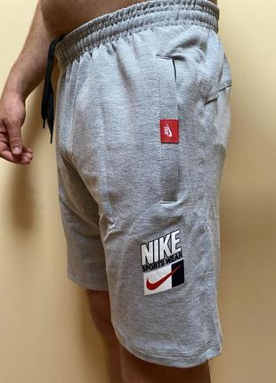 Светло-серые шорты с надписью "nike"