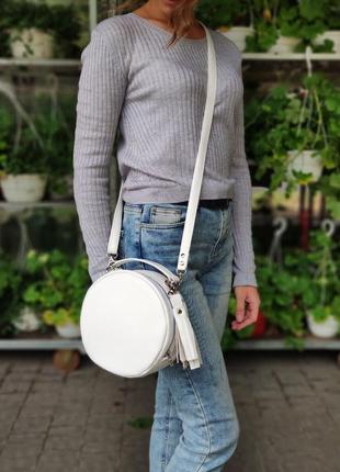 Біла красива жіноча кругла сумка для дівчини4 фото