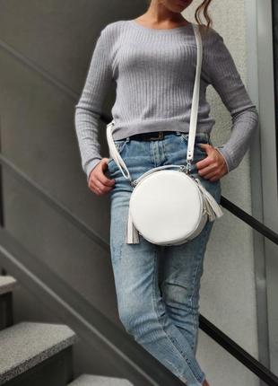 Біла красива жіноча кругла сумка для дівчини5 фото