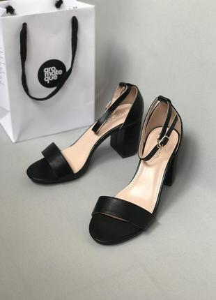 Жіночі босоніжки чорні2 фото