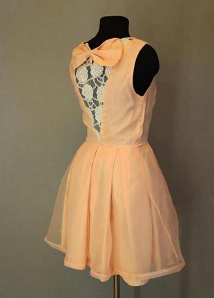 Ніжне ошатне персикове сукня з бантом