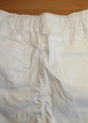 Белые  штаны-леггинсы  с бусинками и перфорацией4 фото