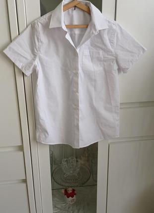 Невідома злегка приталеного крою блуза сорочка білого тону