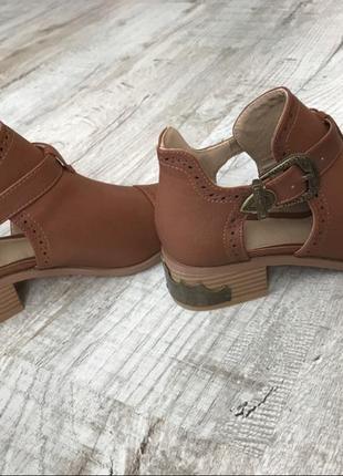 Жіночі туфлі коричневого кольору3 фото