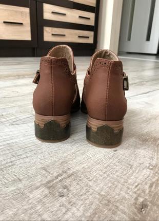 Жіночі туфлі коричневого кольору4 фото