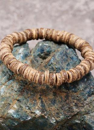 Стильный браслет на резинке с деревянными бусинами