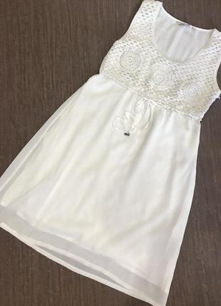 Белое вискозное платье с вязаной вставкой5 фото