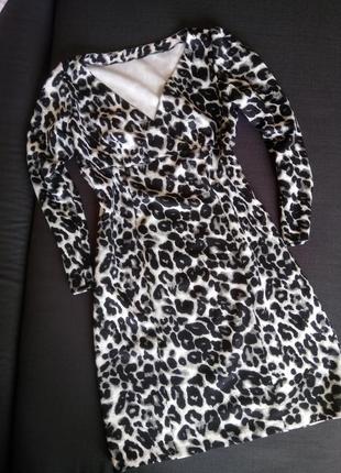 Платье в леопардовую расцветку с длинним рукавом