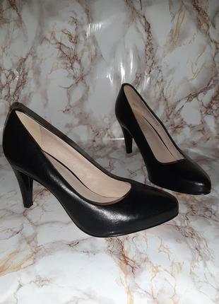 Чёрные кожаные туфли лодочки на каблуке