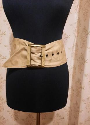 Корсетный кожаный пояс с тиснением.