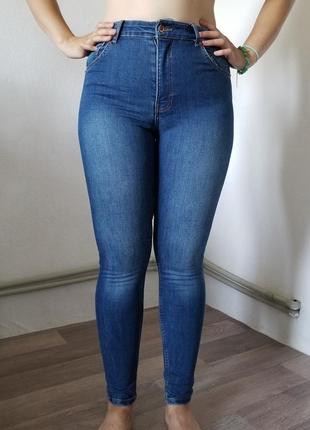 Обтягивающие джинсы скини с высокой талией