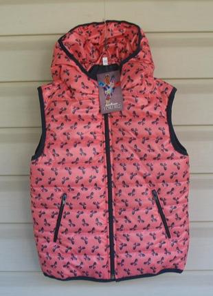 Модний жилет для маленьких модниць.колір-корал.розмір 104,110,116