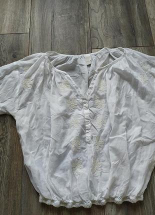Блуза з вишивкою з патентом на гудзичках невагамо3 фото