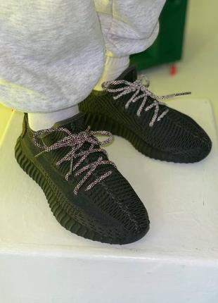 Кроссовки чёрные унисекс текстильные yeezy boost 350 black ( рефлективные шнурки)