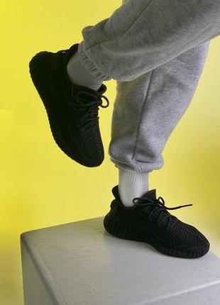 Кроссовки чёрные унисекс текстильные yeezy boost 350 black ( рефлективные шнурки)3 фото