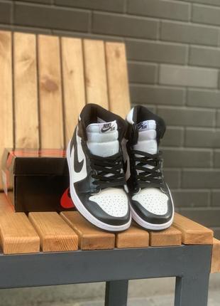 Женские кроссовки nike air jordan 1 retro high белые с чёрным7 фото