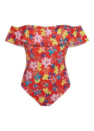 Яркий красный цельный купальник в цветочный тропический принт с воланами рюшами открвтые плечи