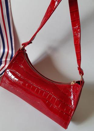 Красная лаковая сумочка багет1 фото