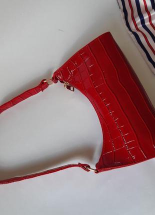 Красная лаковая сумочка багет10 фото