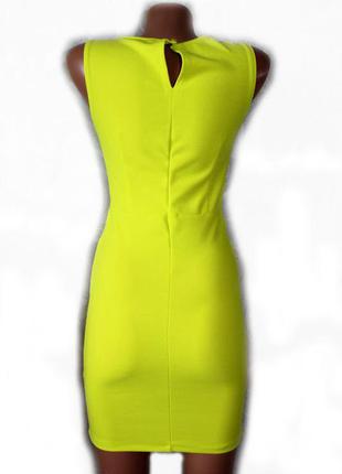 Платье футляр мини в облипку лимонного цвета с пришивными стразами3 фото