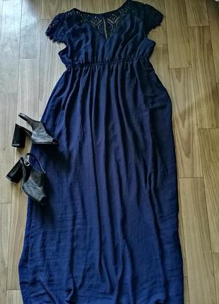 Очень красивое брендовое платье.