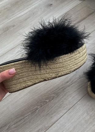 Шлепанцы by very черные с декором из перьев на высокой соломенной подошве