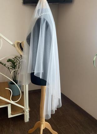 Весільна фата з перловою облямівкою пунктиром.