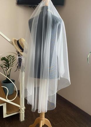 Весільна фата з перловою облямівкою пунктиром.