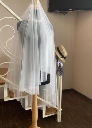 Весільна фата з перловою облямівкою пунктиром.