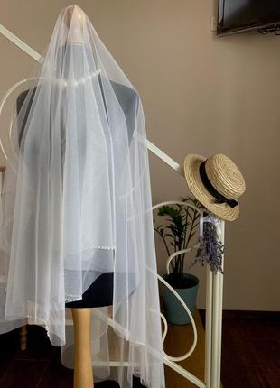 Весільна фата з перловою облямівкою пунктиром.
