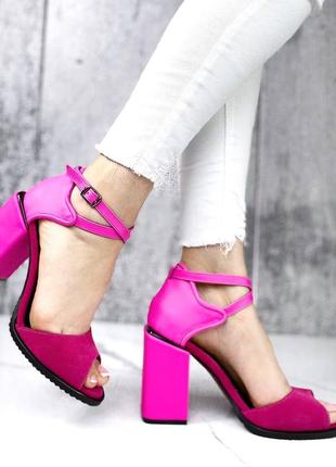 Босоніжки натуральні шкіра і замш яскраво малинові закрита п'ятка квадратний каблук