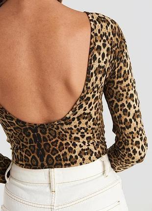 Шикарный леопардовый боди с открытой спиной na-kd