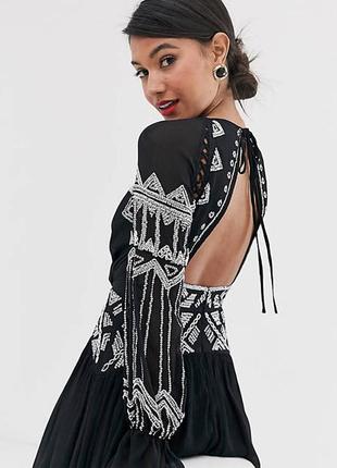 Роскошное платье asos design с контрастной вышивкой и открытой спинкой!3 фото