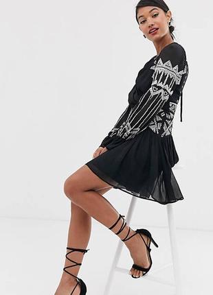 Роскошное платье asos design с контрастной вышивкой и открытой спинкой!4 фото