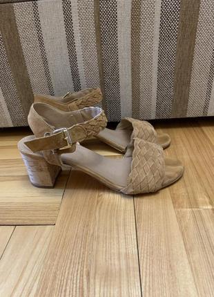 Замшевые босоножки clarks