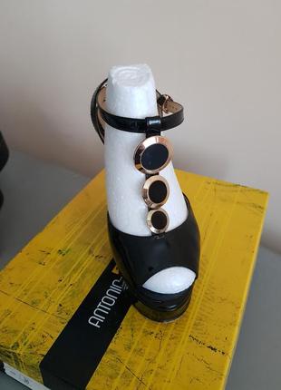 Лаковые босонржки