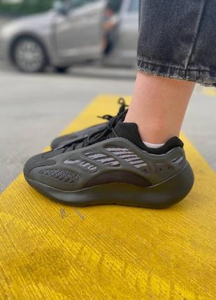 Женские кроссовки adidas yeezy boost 700 v3 black alvah