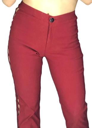 Трендовые брюки красные штаны с разрезами винтаж по бокам распорки разрезы дырки высокая посадка винтажные3 фото